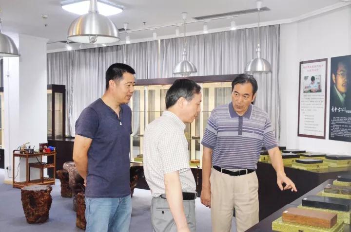 集團(tuán)公司黨委書記、總經(jīng)理虞岳明參觀省工藝品公司魯硯展