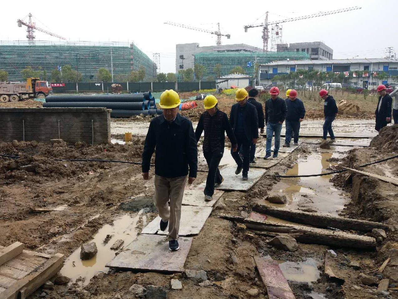 集團(tuán)公司副總經(jīng)理徐旭陽赴皮塑大樓和德清申達(dá)建設(shè)工地進(jìn)行施工安全專項(xiàng)檢查