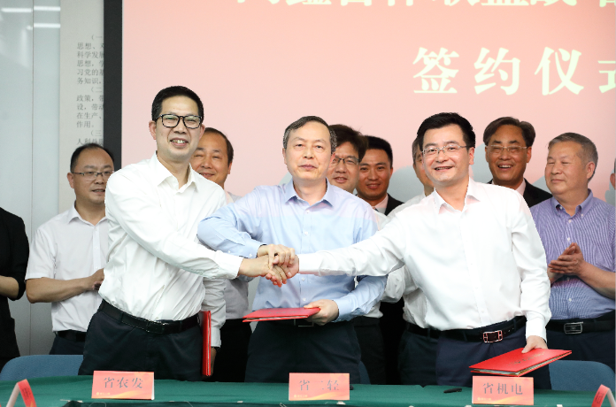 同鑫聯(lián)盟 同心同行 共促發(fā)展——省二輕集團、省農發(fā)集團和省機電集團簽訂戰(zhàn)略合作協(xié)議