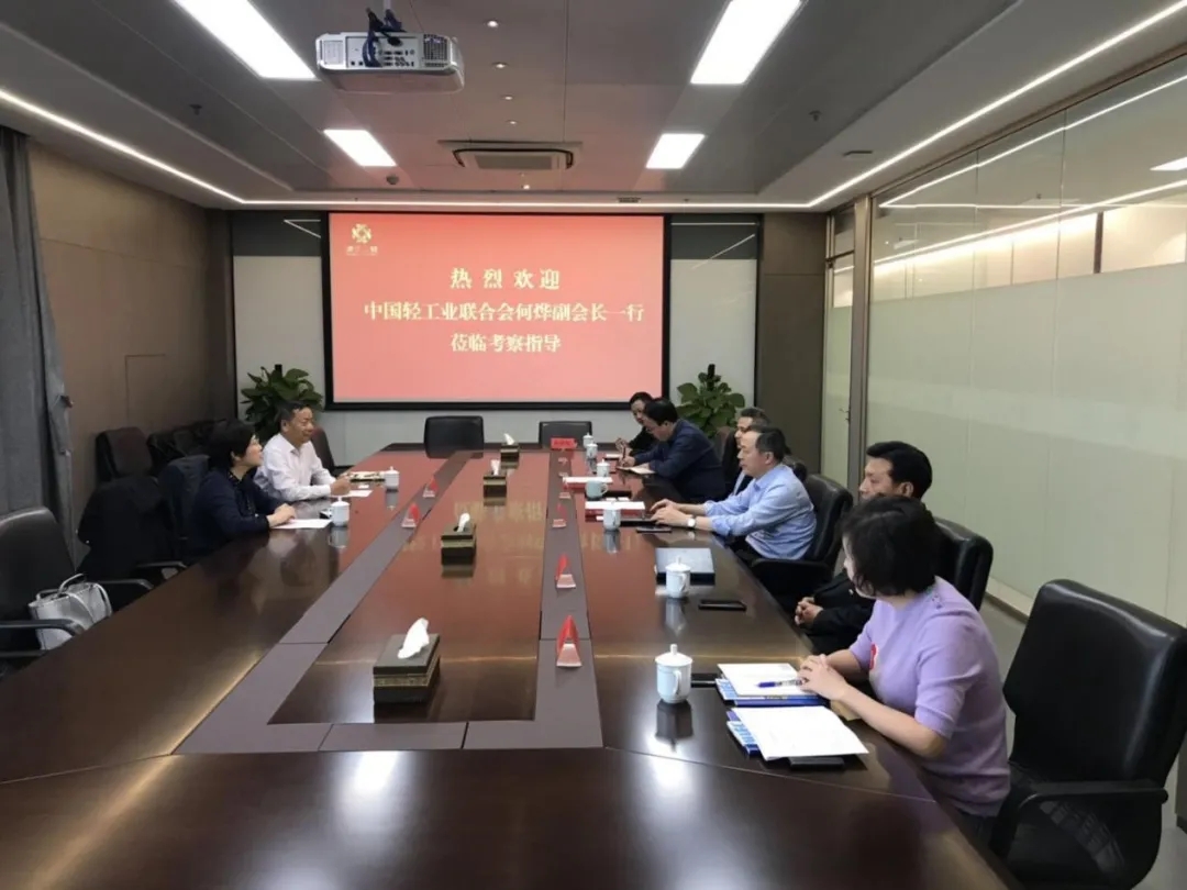 中國輕工業(yè)聯(lián)合會副會長何燁調(diào)研省二輕集團(tuán)工美文化產(chǎn)業(yè)