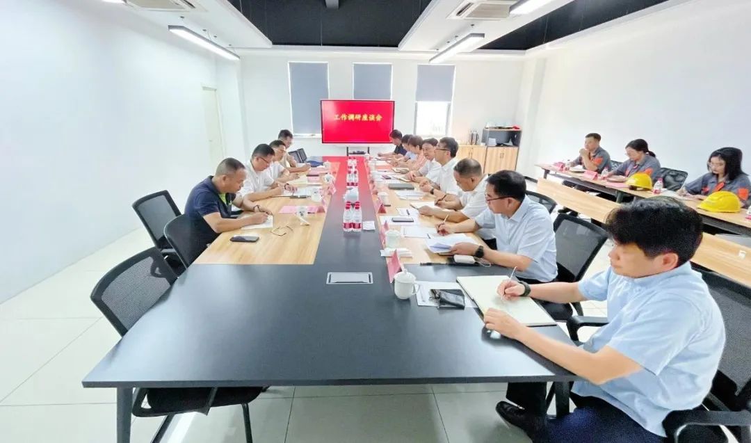 省國(guó)資委黨委委員、副主任陳孝一行到省二輕集團(tuán)申達(dá)機(jī)器公司調(diào)研指導(dǎo)