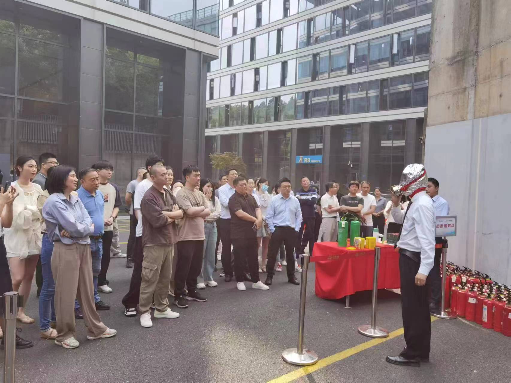 商業(yè)公司開展“人人講安全、個(gè)個(gè)會應(yīng)急”消防應(yīng)急演練活動(dòng)
