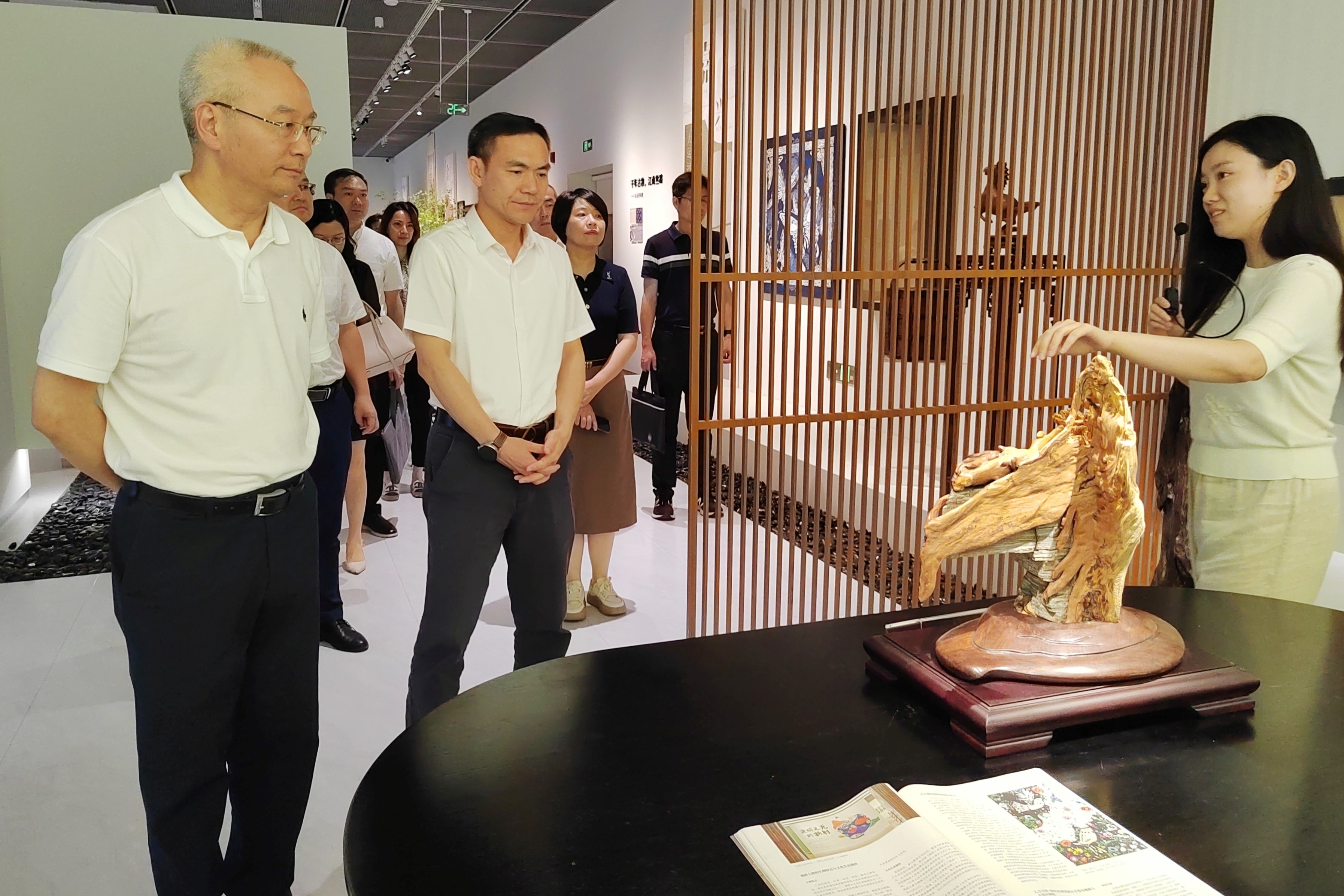 省科協(xié)黨組書記、副主席吳曉東一行到省二輕集團(tuán)、省工藝美術(shù)學(xué)會(huì)調(diào)研