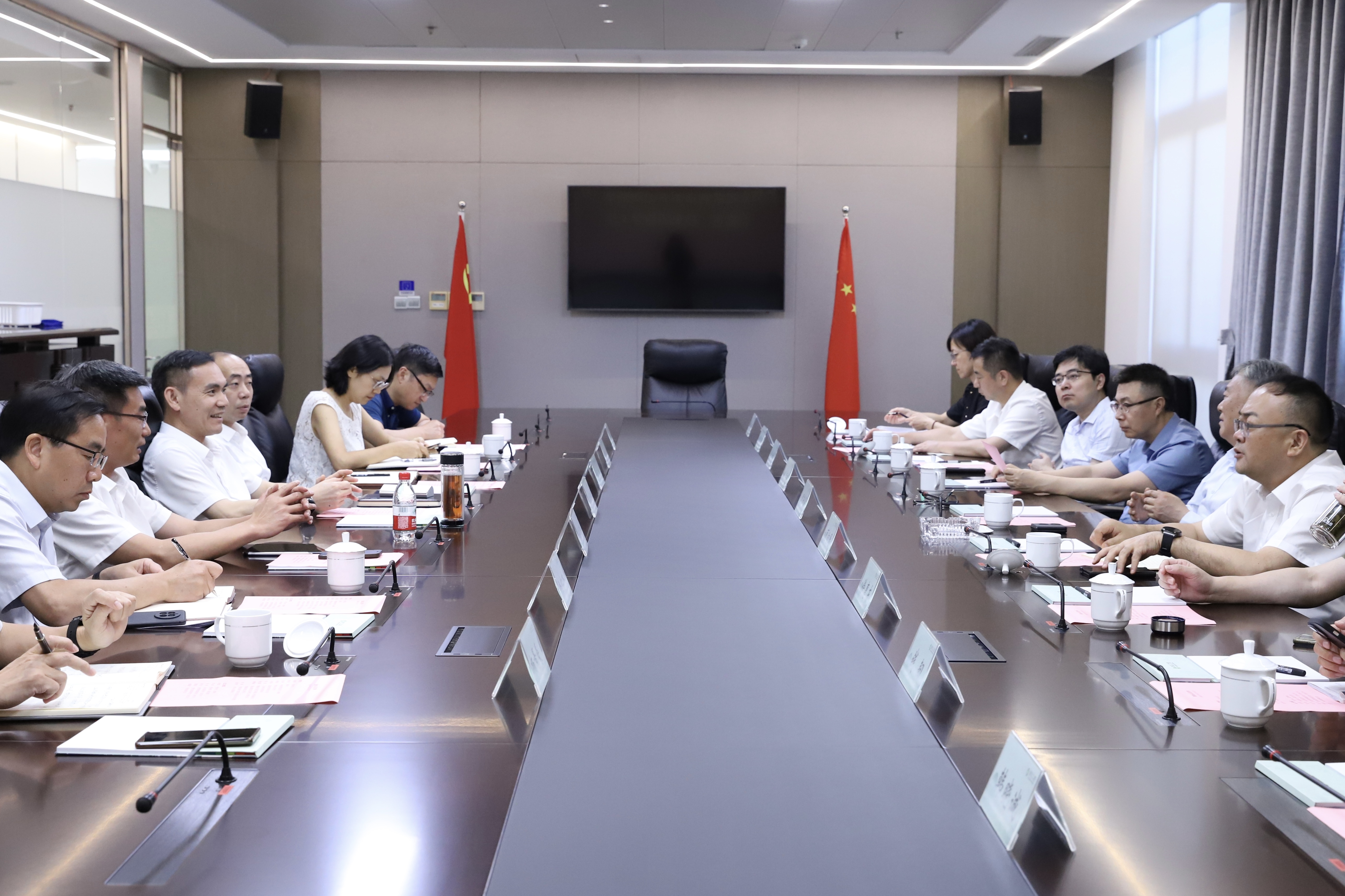 蘇州市政協(xié)副主席、常熟市委書記周勤第一行到訪省二輕集團(tuán)
