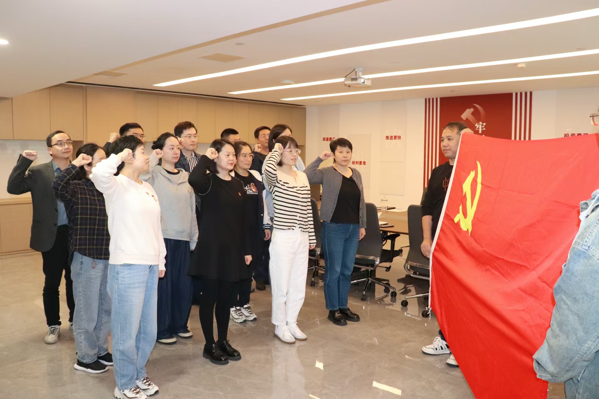 廣杰典當公司聯(lián)合黨支部開展“循跡溯源看歷史 踔厲奮發(fā)向未來”主題黨日活動