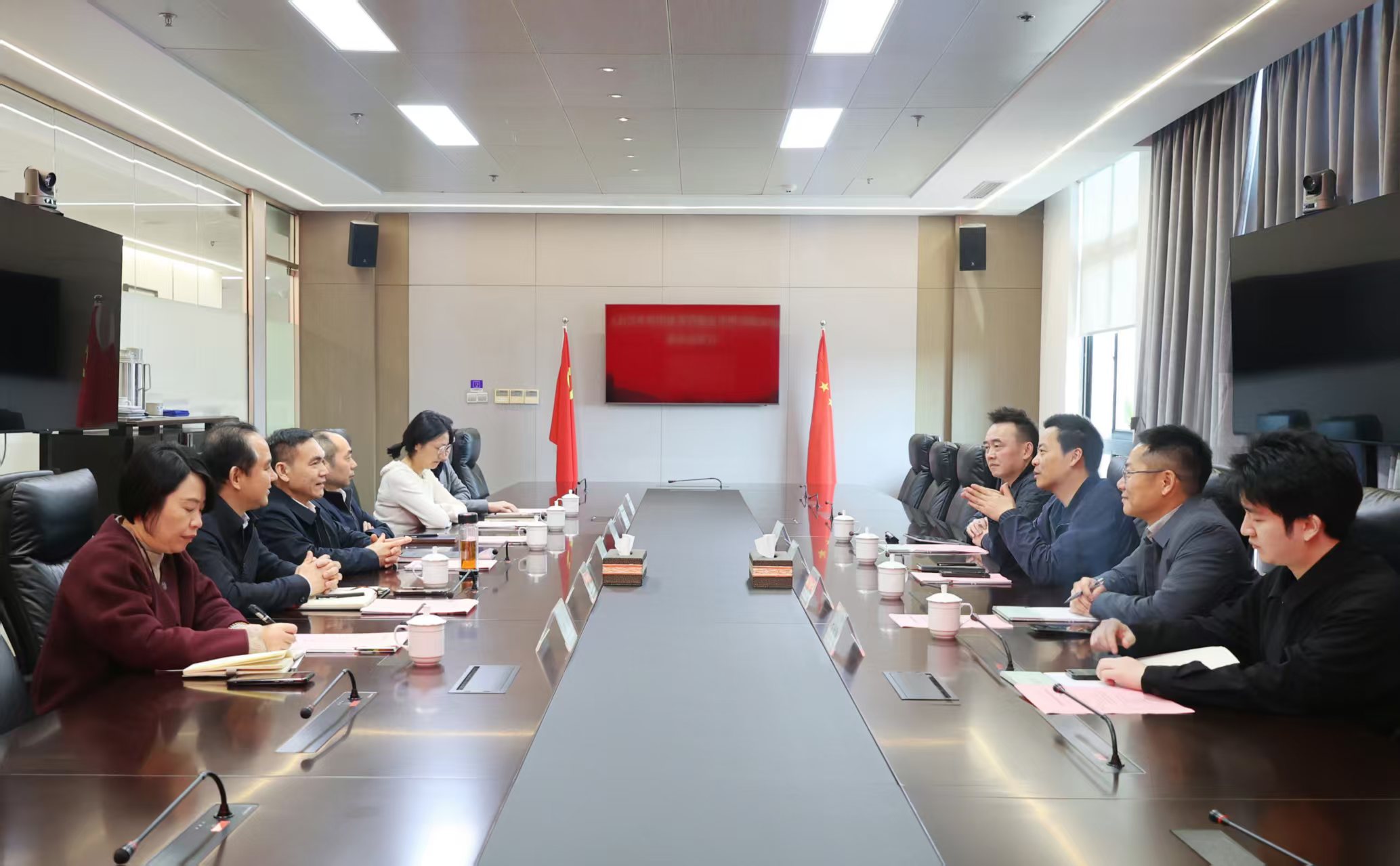 杭州金融投資集團(tuán)黨委書記、董事長沈立一行到訪省二輕集團(tuán)